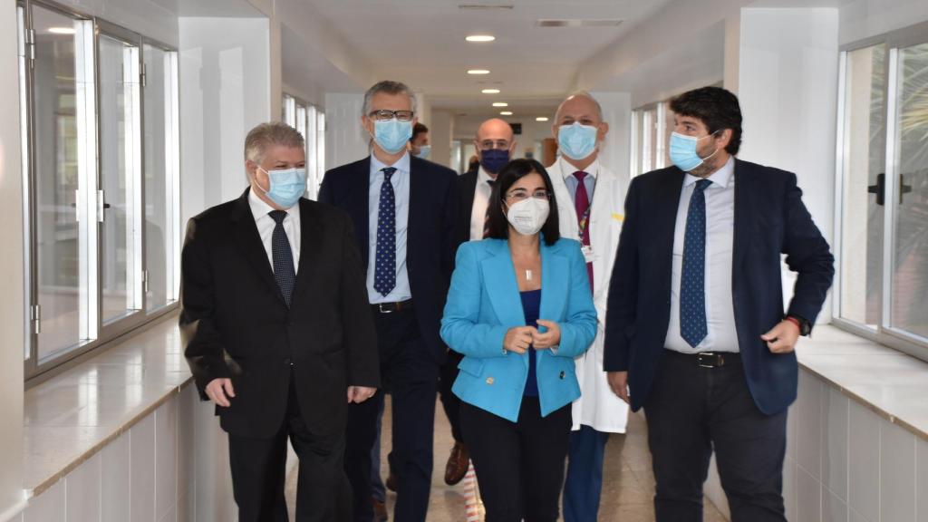 La ministra Carolina Darias, este jueves, en La Arrixaca, junto al delegado del Gobierno, José Vélez, y el presidente de Murcia, Fernando López Miras.