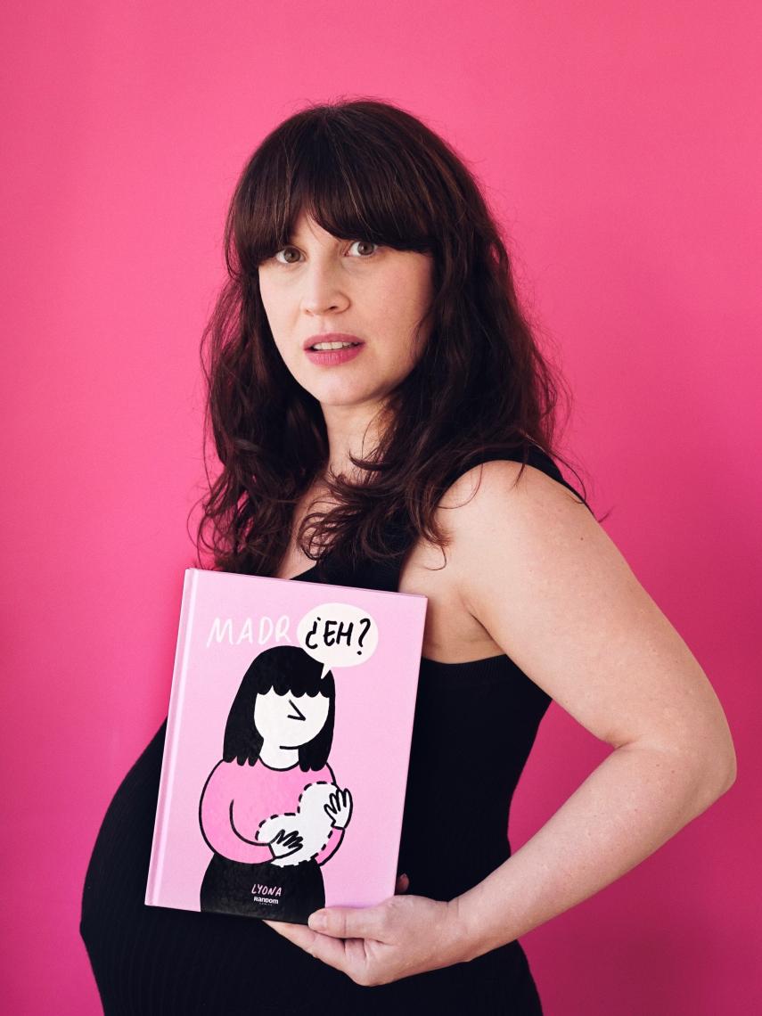 Marta Puig, más conocida como Lyona, posa con su libro 'Madr¿eh?'.