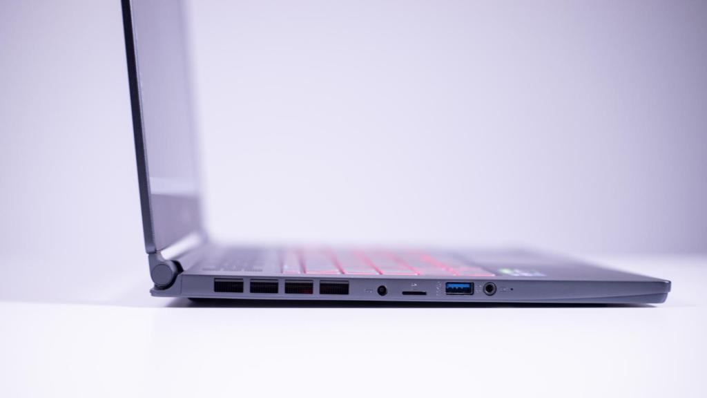 Algunas de las conexiones del MSI Stealth 15M.