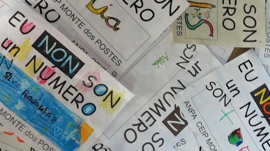 Carteles realizados por menores del Monte dos Postes de Santiago