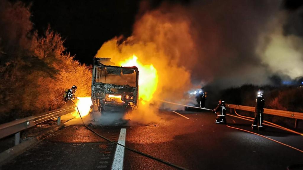 Camión en llamas, en el kilómetro 185 de la A-66