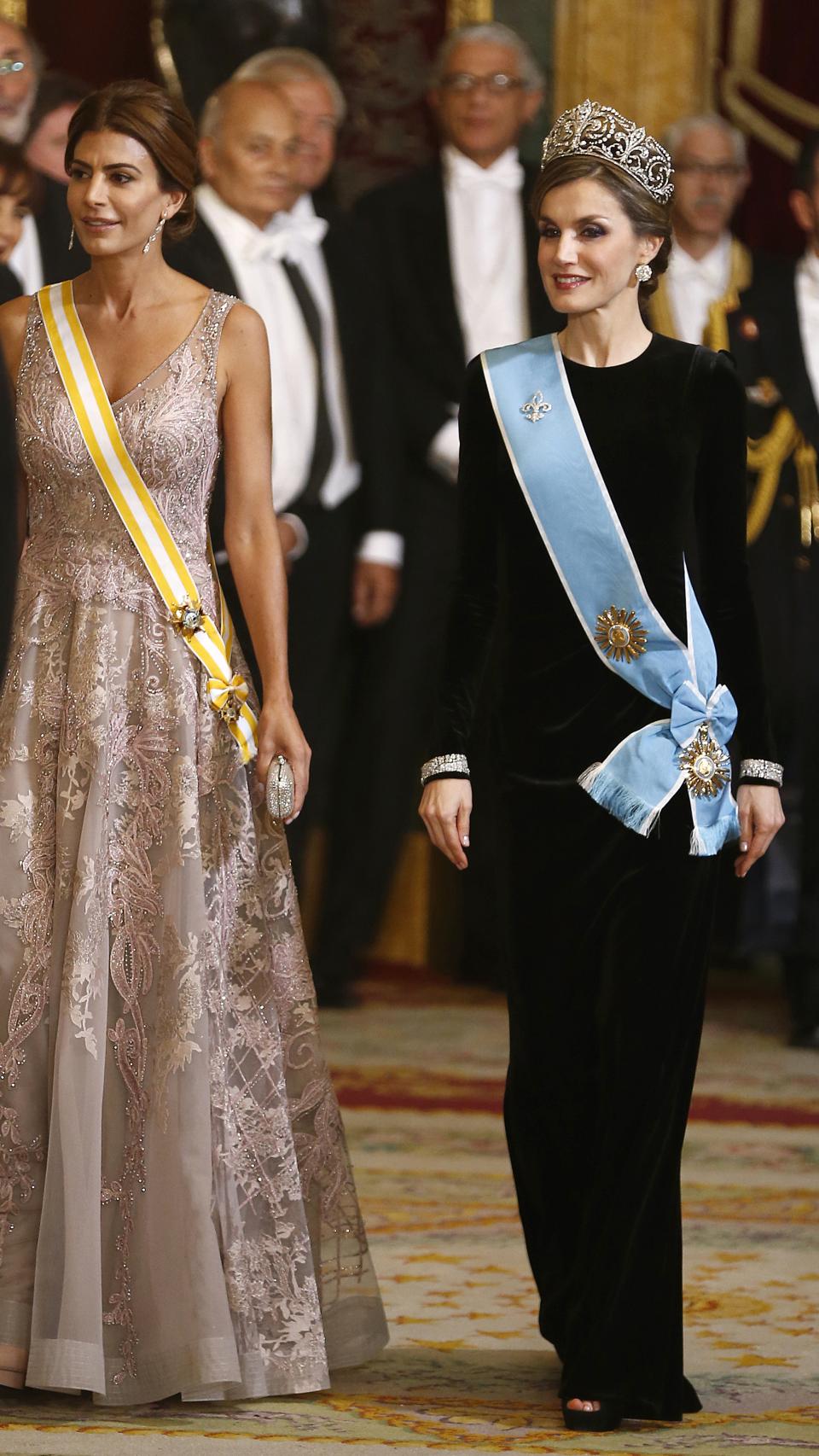 La reina Letizia con vestido de terciopelo negro junto a Juliana Awada en febrero de 2017.