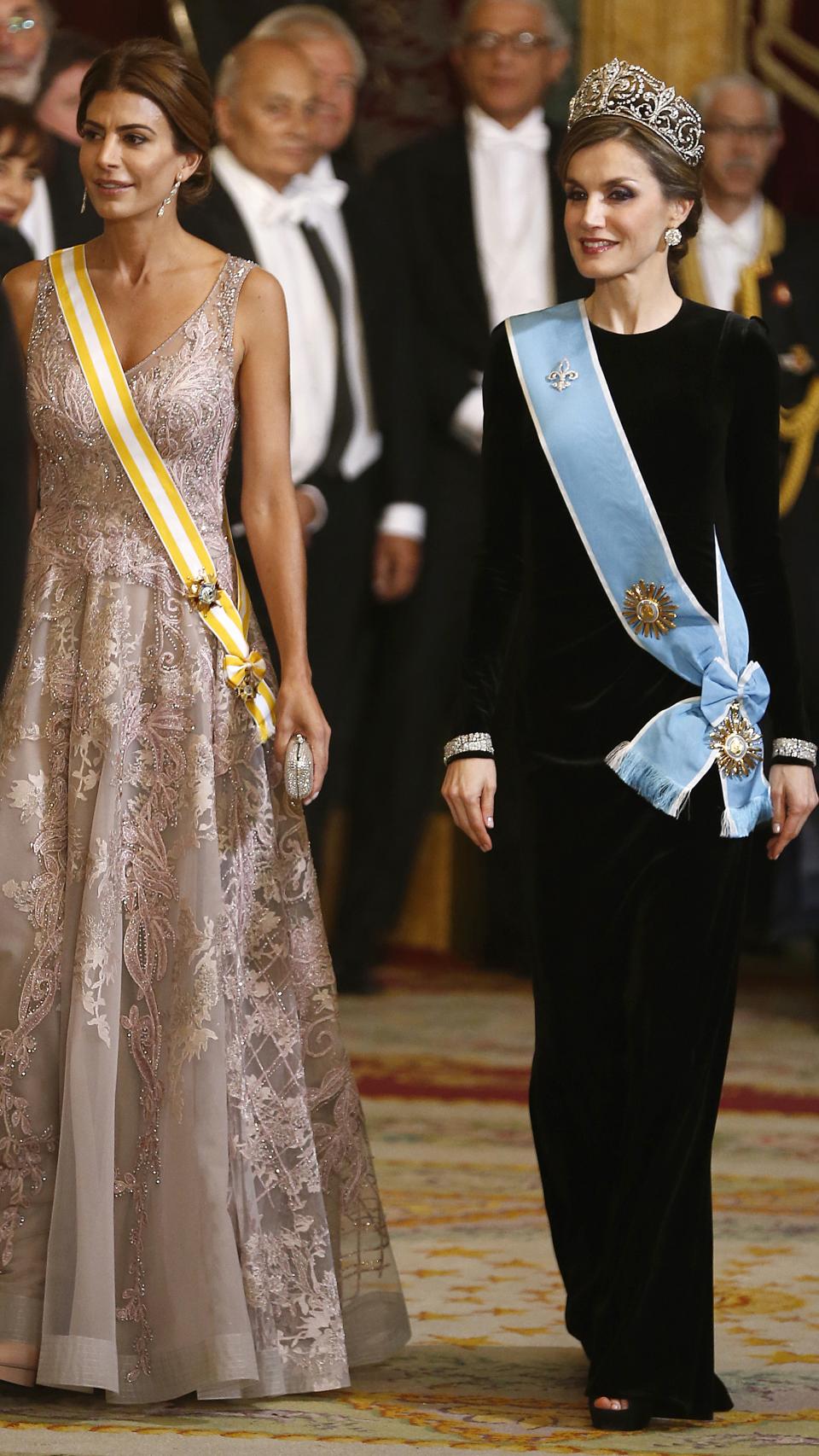 La reina Letizia con vestido de terciopelo negro junto a Juliana Awada en febrero de 2017.