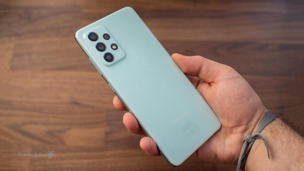 Samsung Galaxy A52s por detrás