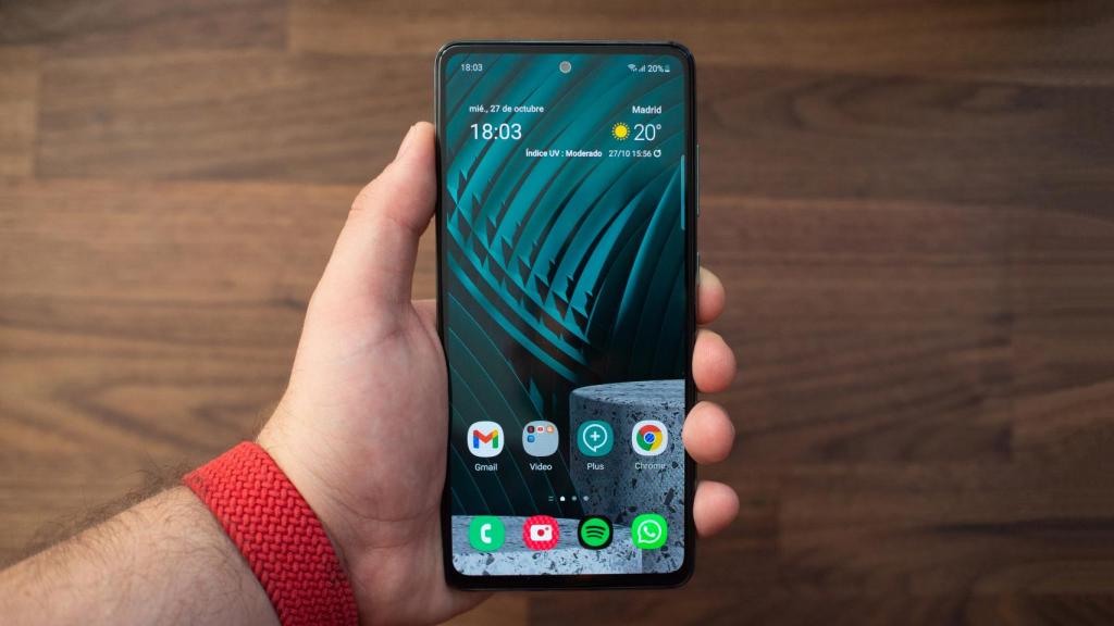 Samsung Galaxy A52s en mano