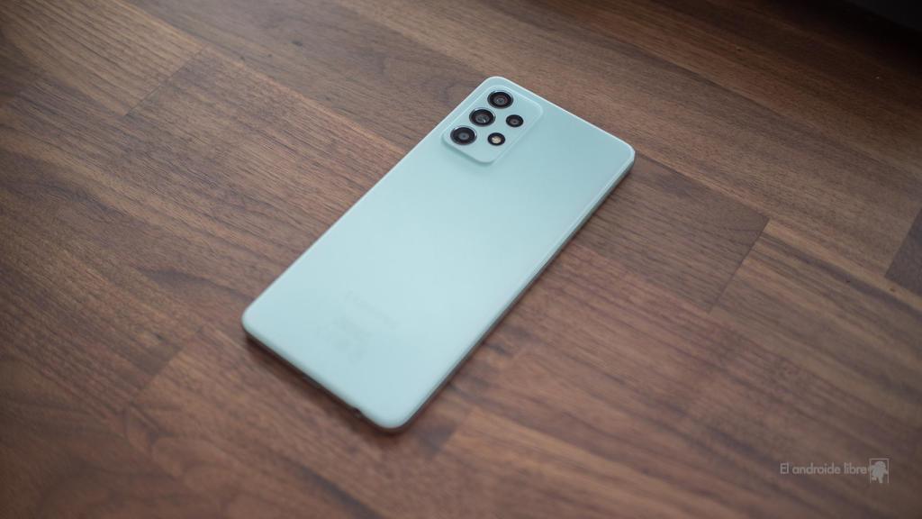 Samsung Galaxy A52s encima de la mesa