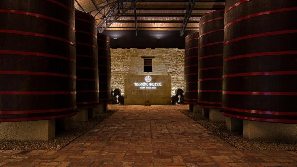 Interior de la bodega Ramón Bilbao en La Rioja.