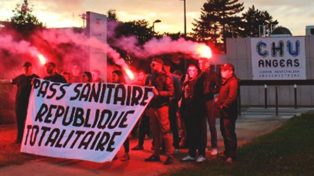 Integrantes de L'Almarium manifestándose contra el pase sanitario: Pase sanitario, república totalitaria.