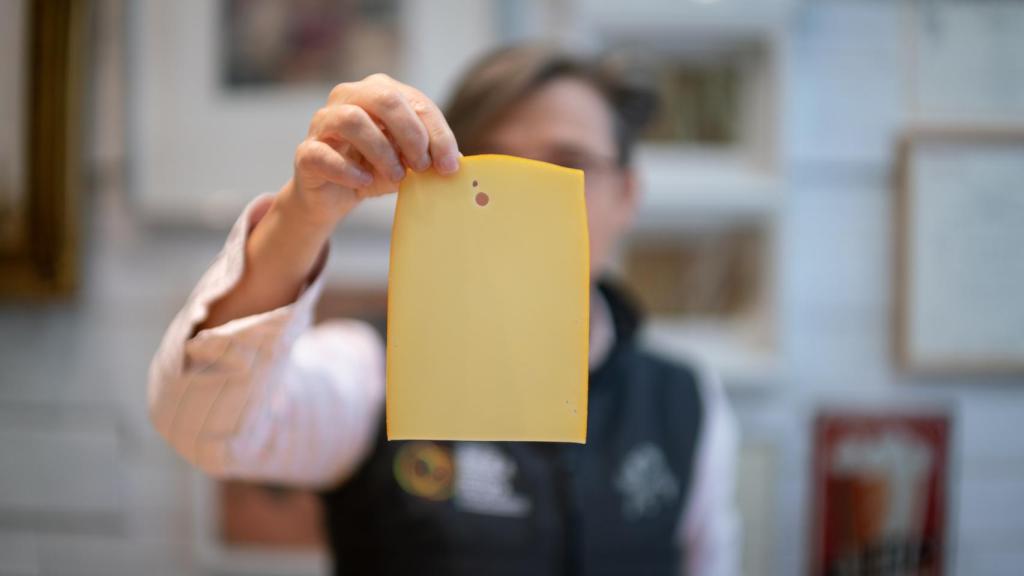 Mar observa la loncha de queso Gouda de Lidl, declarado el mejor de la cata.