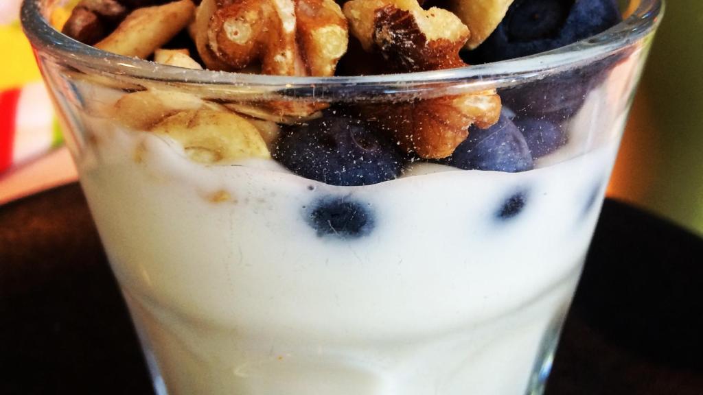 Tomarlas acompañadas de yogur desnatado y otros frutos secos es una forma saludable de disfrutar de un sabroso postre.