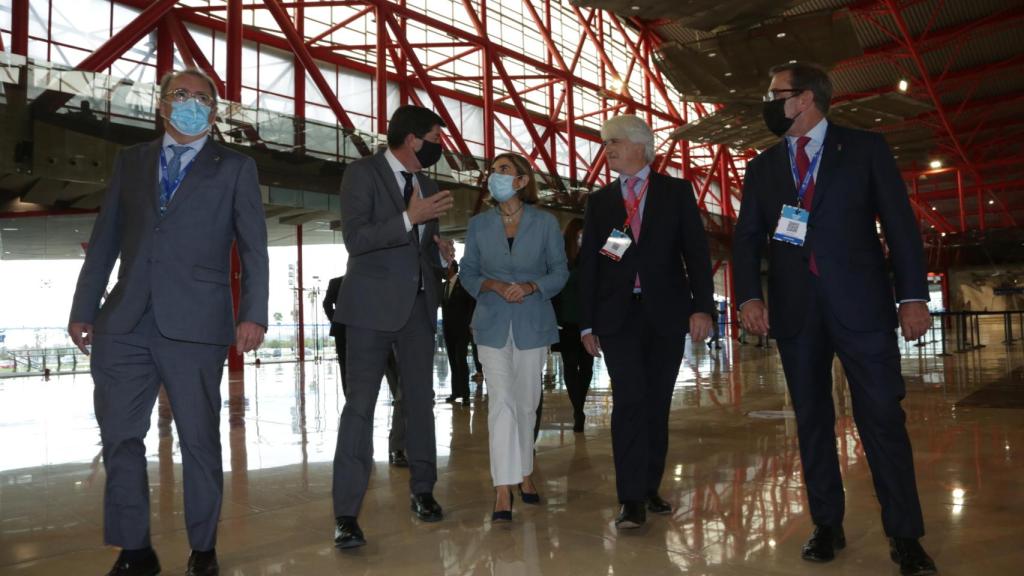 En el centro de la imagen, Juan Marín, Rocío Blanco y Salvador González.