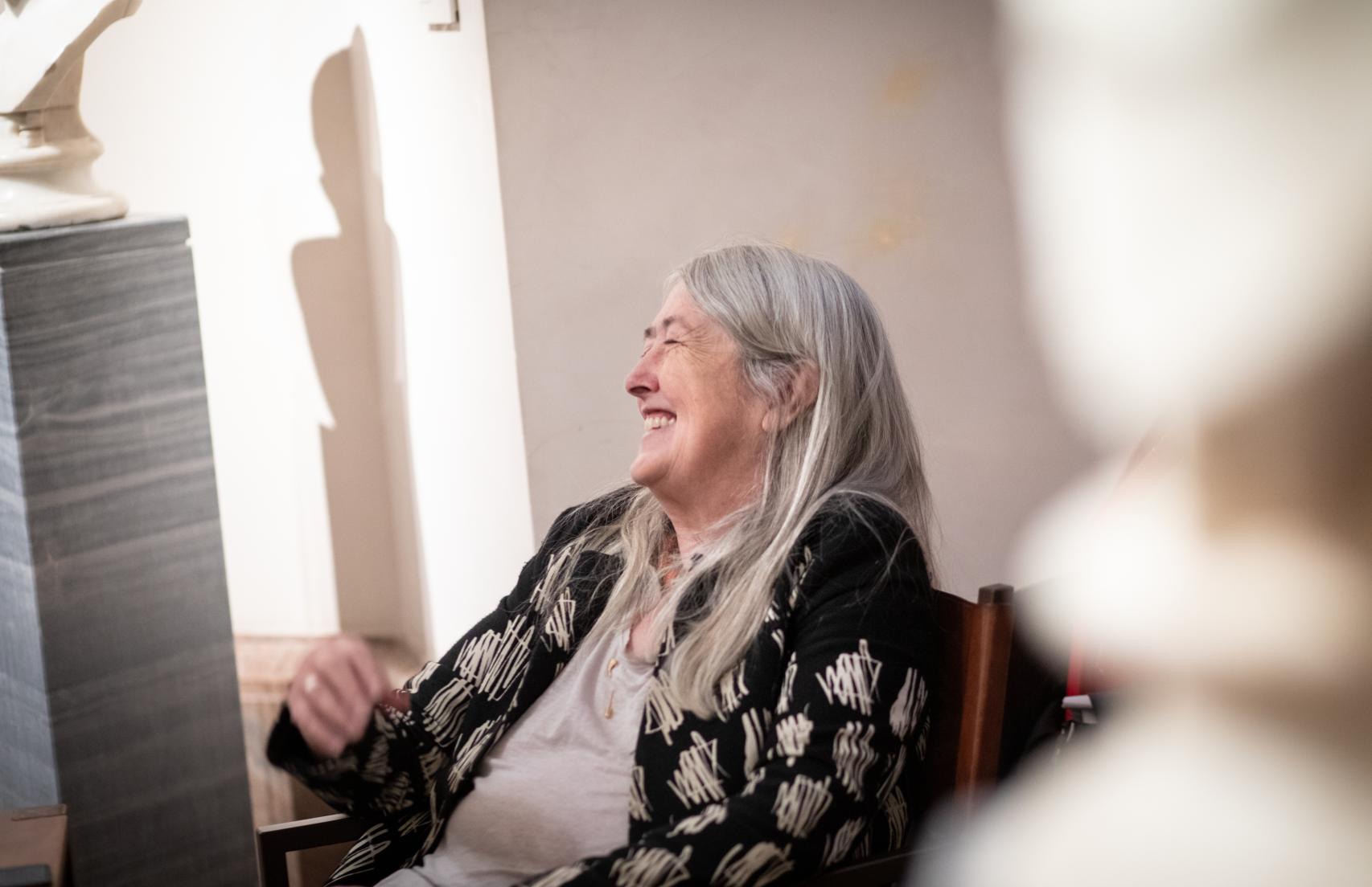 Mary Beard se ríe durante un momento de la entrevista.