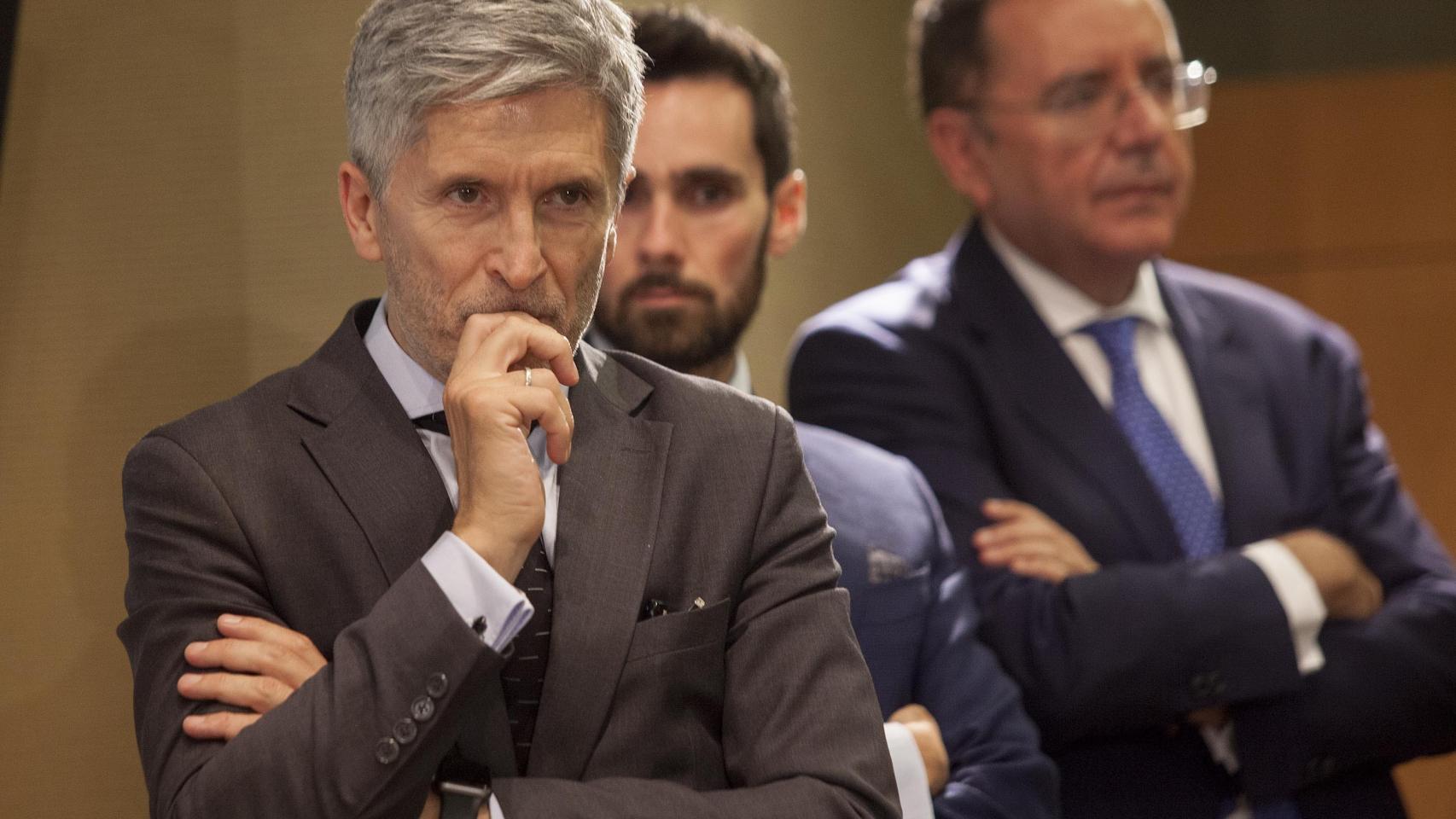 El ministro del Interior (i), Fernando Grande-Marlaska, y, al fondo, Ángel Luis Ortiz, secretario general de Instituciones Penitenciarias.