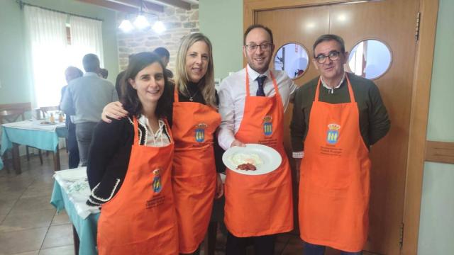 Desgustando el farinato con huevos fritos en Villardeciervos