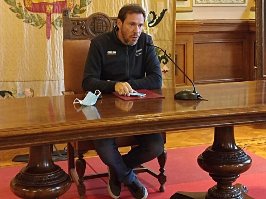 Oscar Puente en el Salón de Recepciones del Ayuntamiento