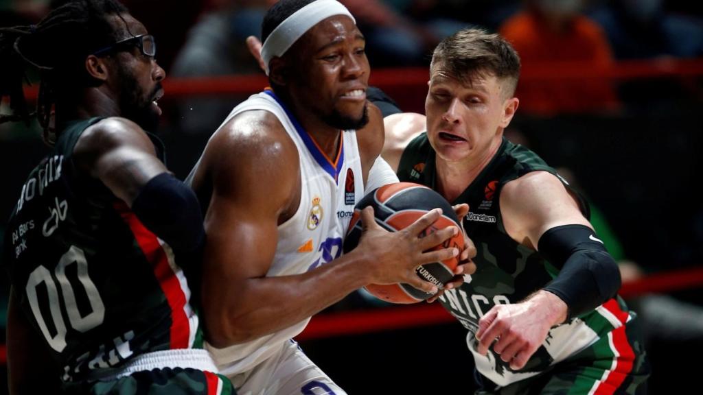 Yabusele peleando un balón en el Unics Kazan - Real Madrid