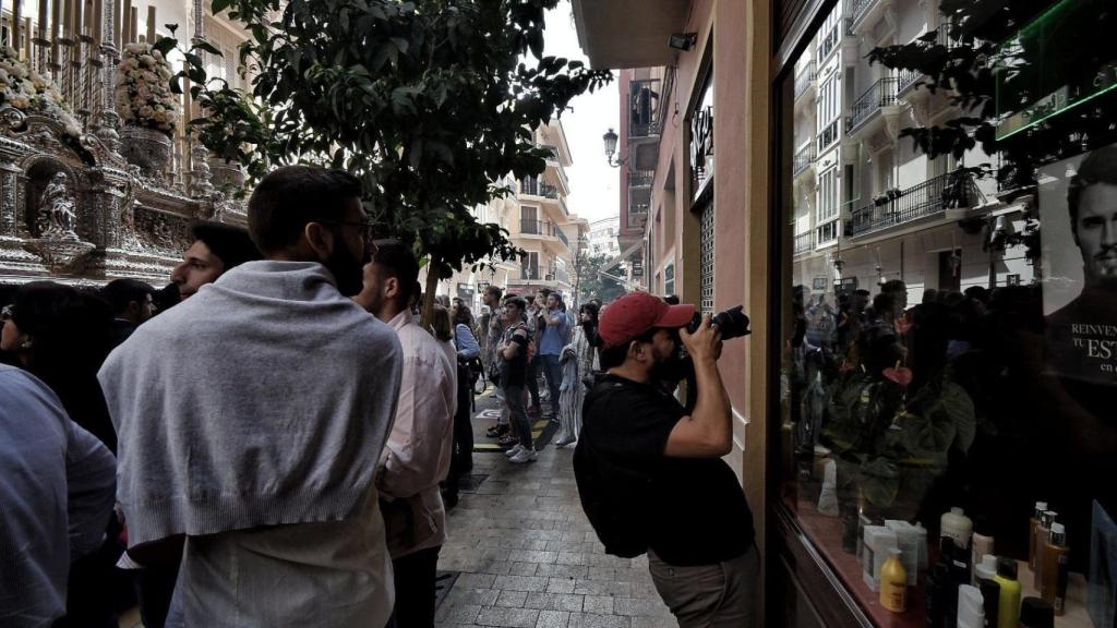 Pepe haciendo fotografías en una procesión.