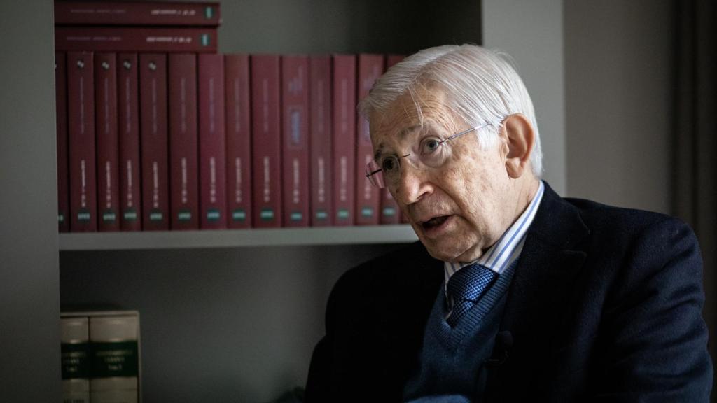 Óscar Alzaga, en su despacho, durante la entrevista concedida a este periódico.