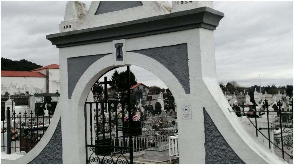 Acceso al cementerio de Serantes.