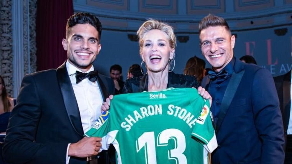 Bartra y Joaquín entregaron la camiseta a Stone.