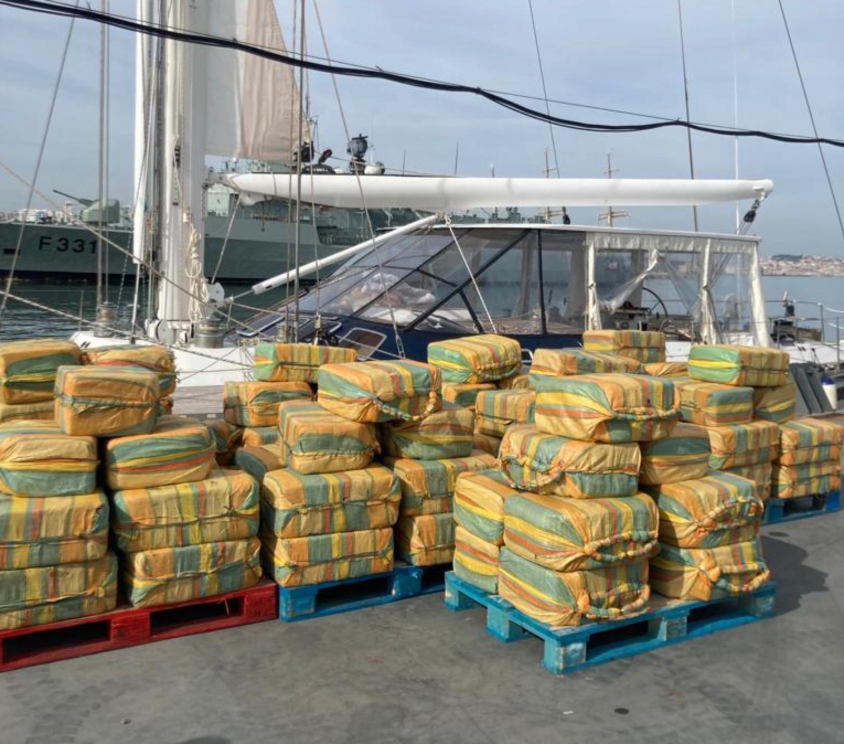 El cargamento de fardos interceptado al piloto de veleros.