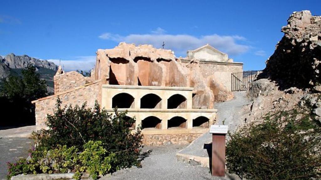 El cementerio literario de Polop cerró sus puertas en 1945 y hace una década que las ha vuelto a abrir como atractivo turístico.