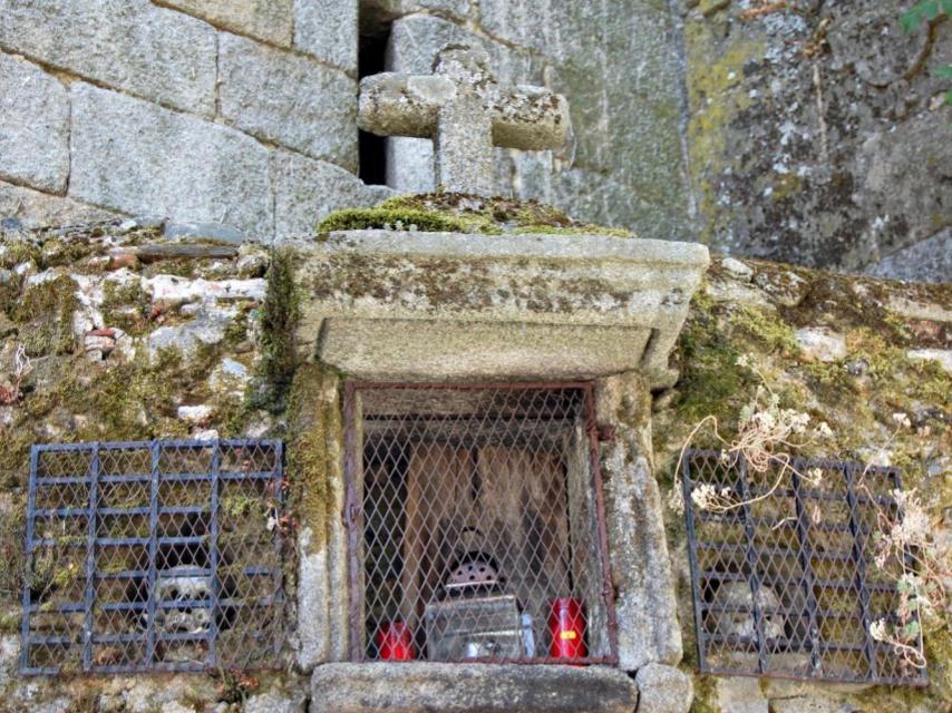 Osario en la pared de la iglesia de La Alberca