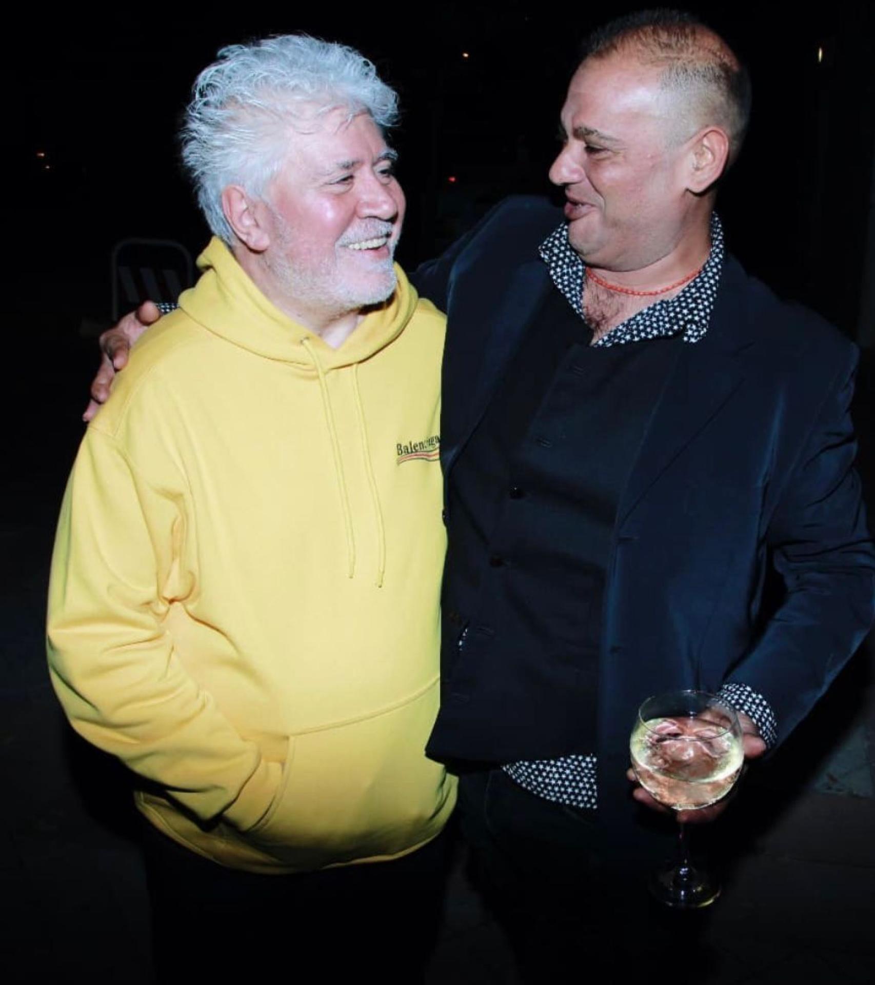 Almodóvar de Balenciaga, abrazado por Jesule de la Tomasa.