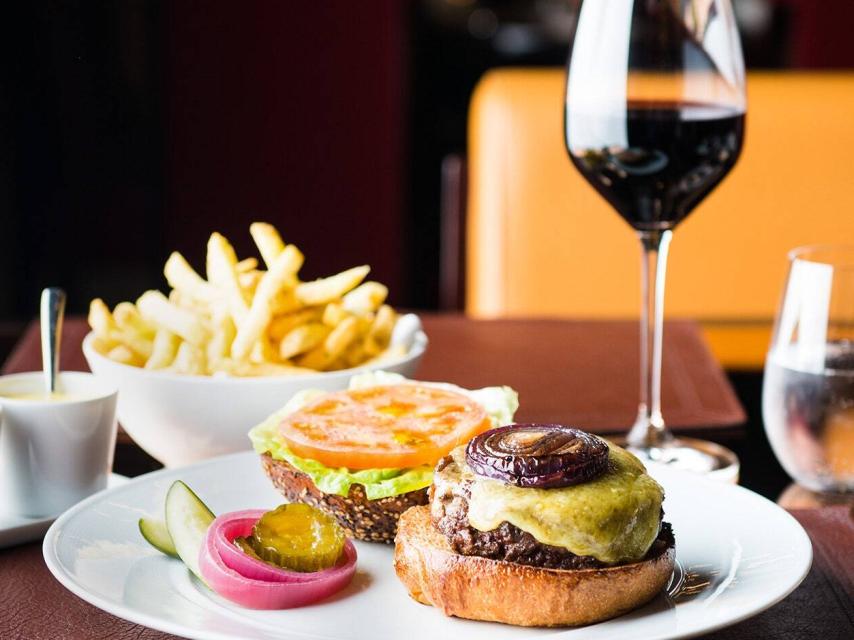 El vino es el mejor acompañante de las hamburguesas de carne.