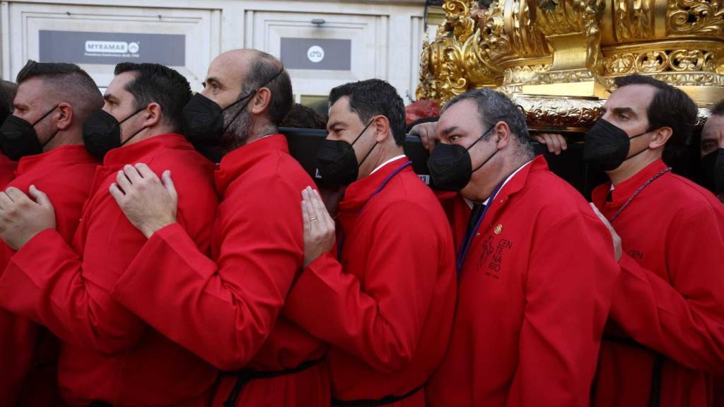 Juanma Moreno portando el Cristo de la Exaltación.