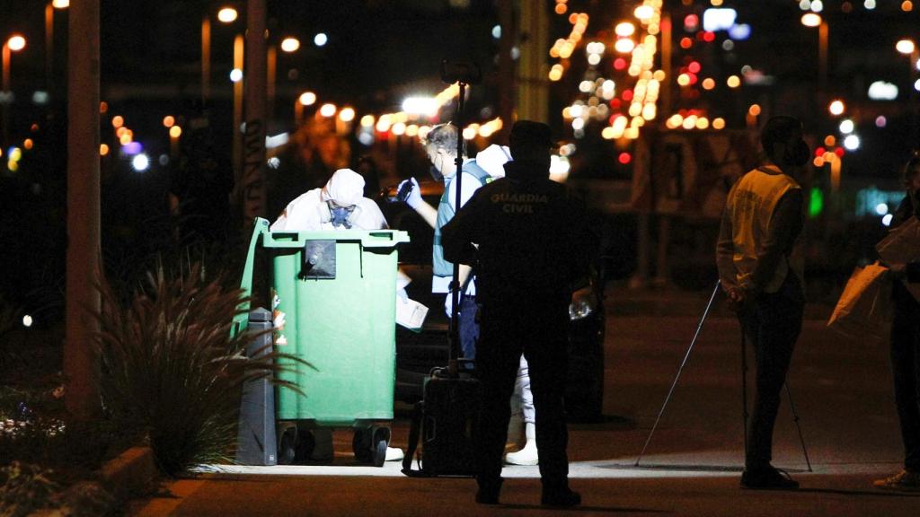 Los agentes del laboratorio científico de la policía judicial de la Guardia Civil durante la búsqueda del jueves.