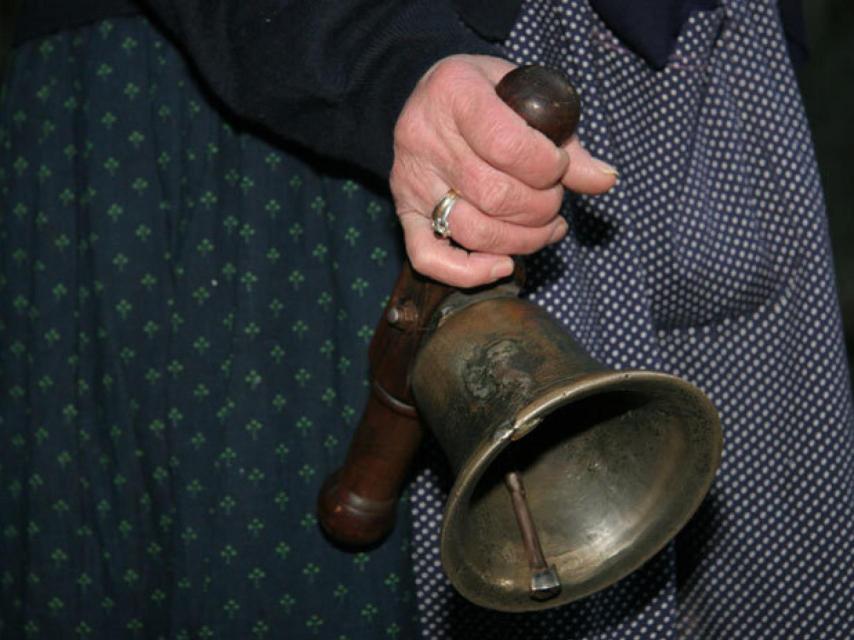 La moza de ánimas toca la esquila por las calles de La Alberca