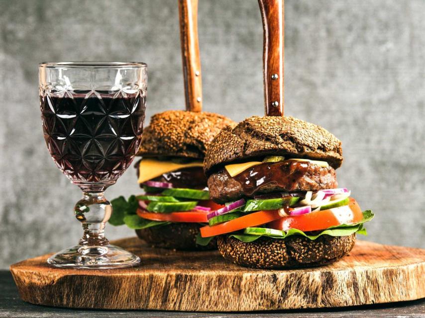 Hamburguesa y vino, ¿por qué no?
