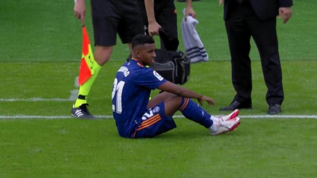 Rodrygo sentado en el suelo tras sufrir una lesión ante el Elche