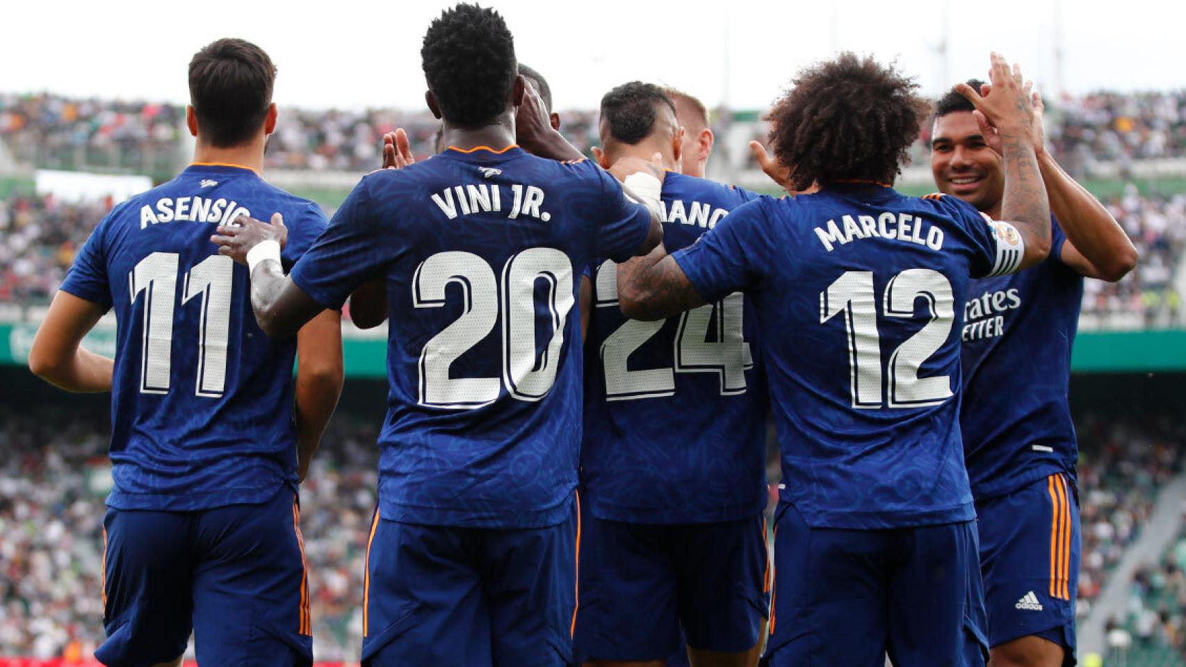 Vinicius celebra su gol al Elche con los futbolistas del Real Madrid