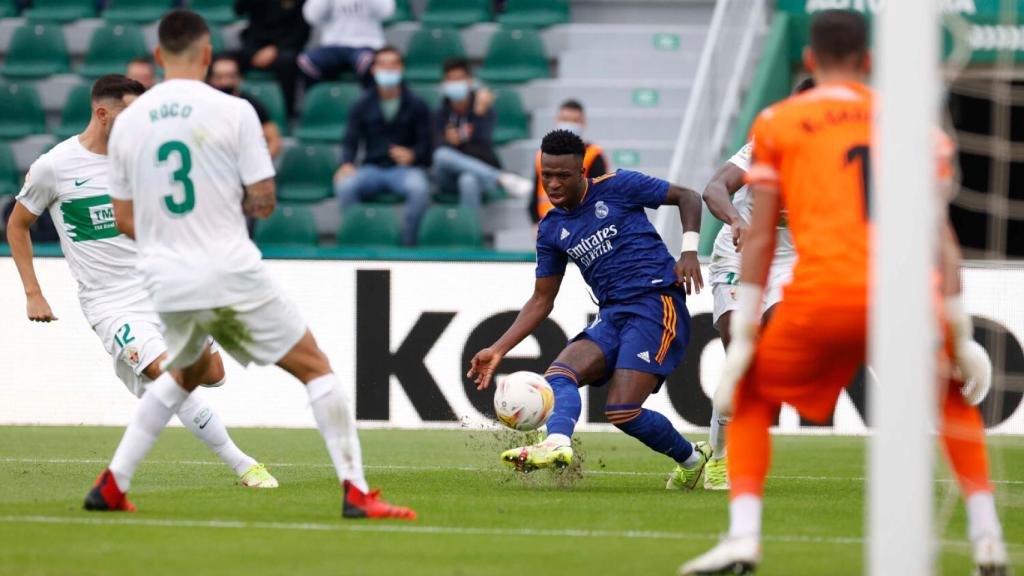 Vinicius entra en el área del Elche y marca gol