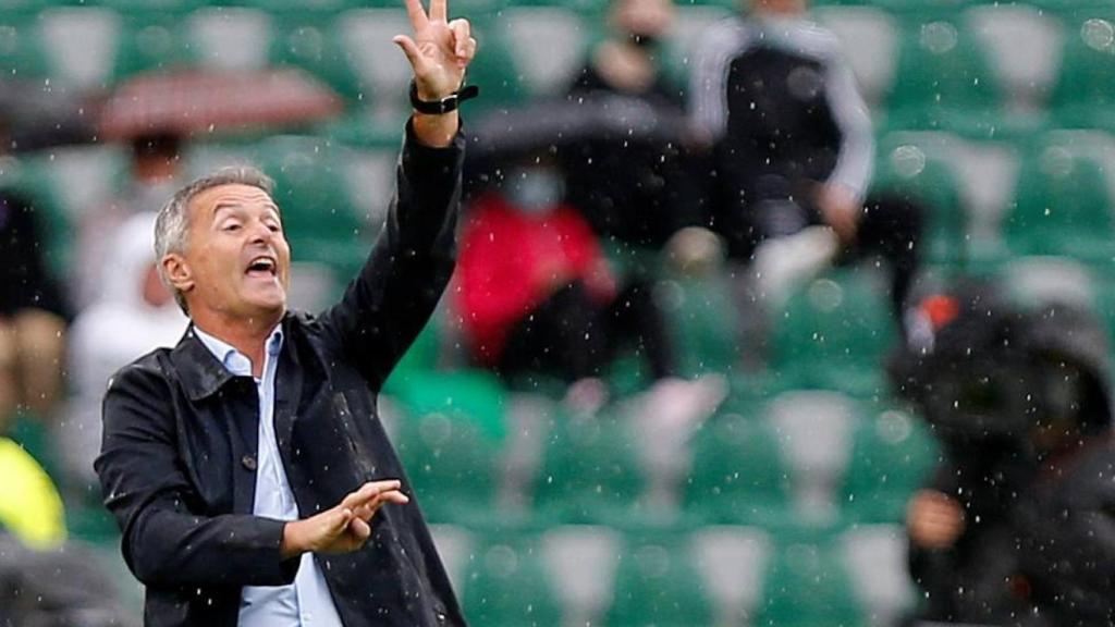 Fran Escribá, dirigiendo al Elche