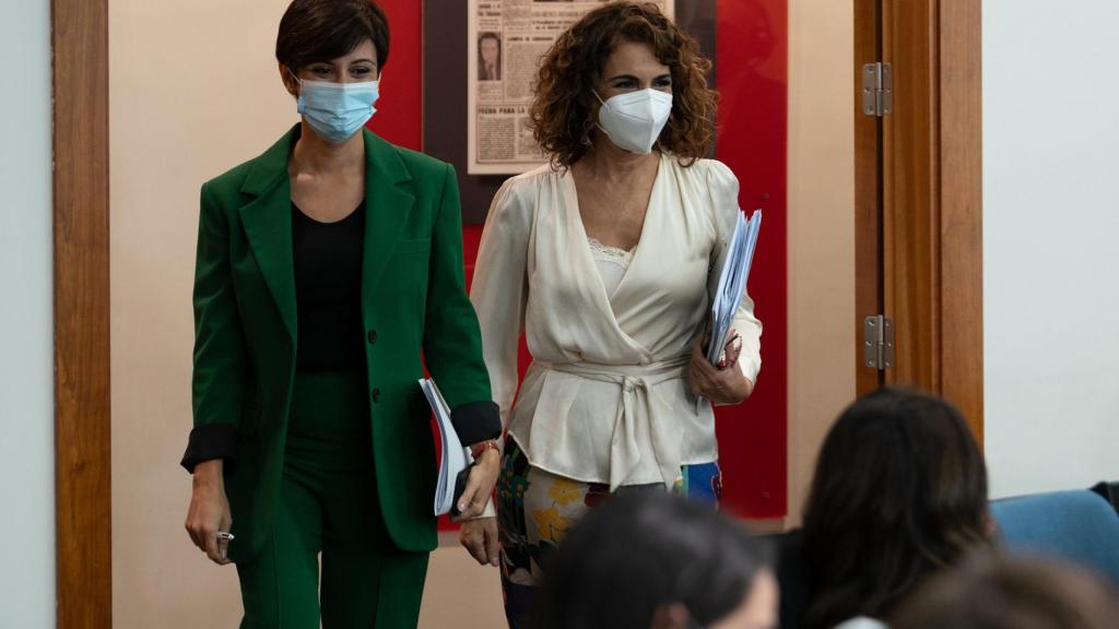 Isabel Rodríguez, ministra portavoz, y María Jesús Montero, titular de Hacienda, entran la sala de prensa del Consejo de Ministros.