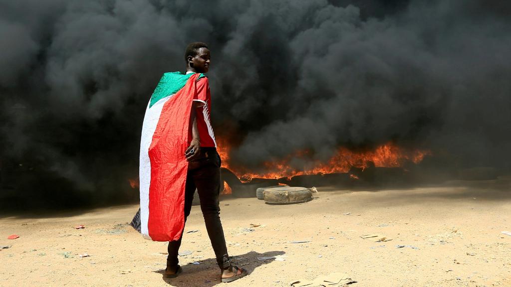 Un hombre con la bandera de Sudán durante una manifestación el pasado 21 de octubre.