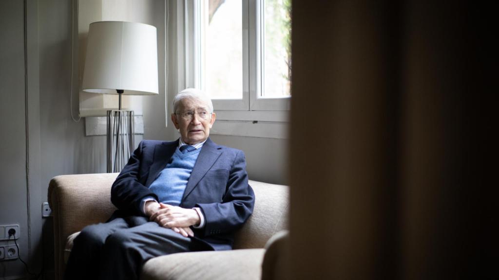 Óscar Alzaga, en su despacho, durante la entrevista concedida a EL ESPAÑOL.