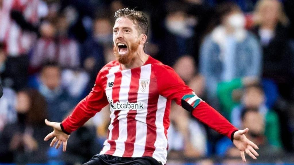 Muniain celebra su gol con el banquillo