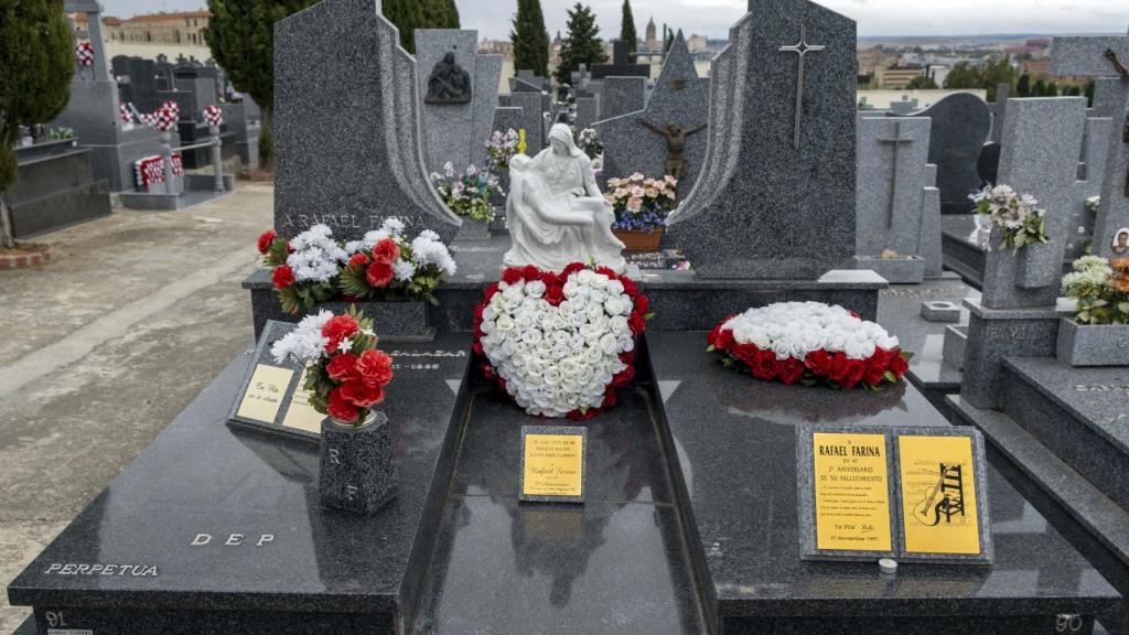 Tumba del artista Rafael Farina en Salamanca