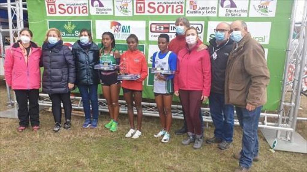 Virginia Barcones con las primeras clasificadas de la prueba senior en el Cross Internacional de Soria