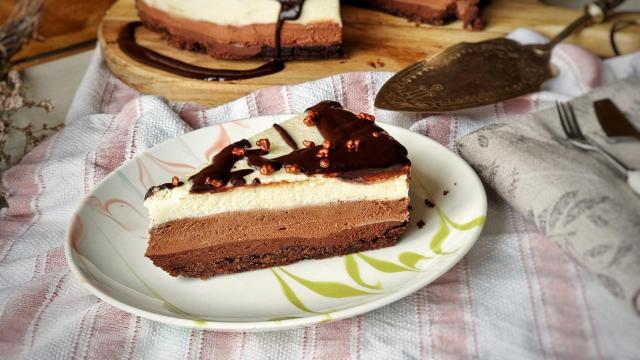 Tarta de tres chocolates en diferentes texturas, pura gula
