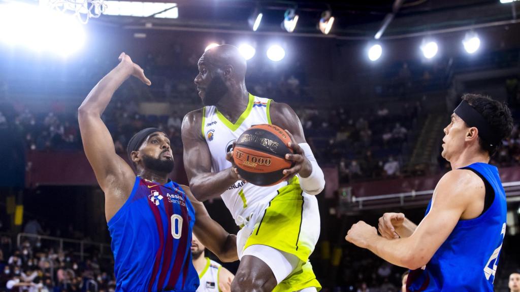 Brandon Davies y Kyle Kuric pelean por un rebote ante Urbas Fuenlabrada