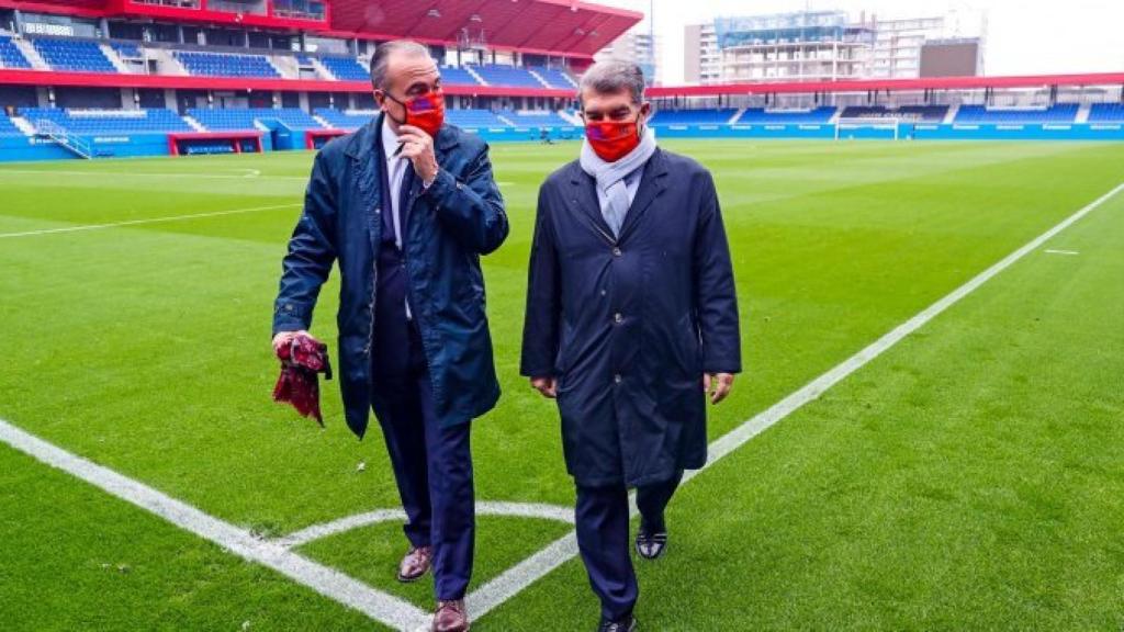 Rafa Yuste y Joan Laporta caminan por el Mini Estadi Johan Cruyff
