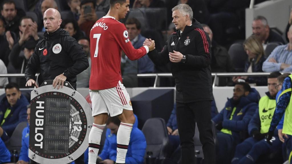Cristiano Ronaldo y Solskjaer se saludan tras un cambio