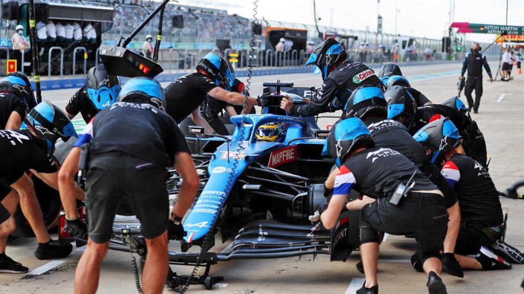 Fernando Alonso realizando un pit stop con los mecánicos de Alpine