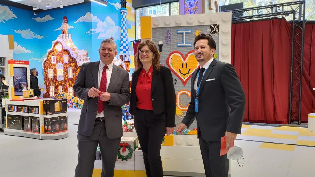 Fernando Nasuti-Wood (dcha) con otros directivos de LEGO en Barcelona