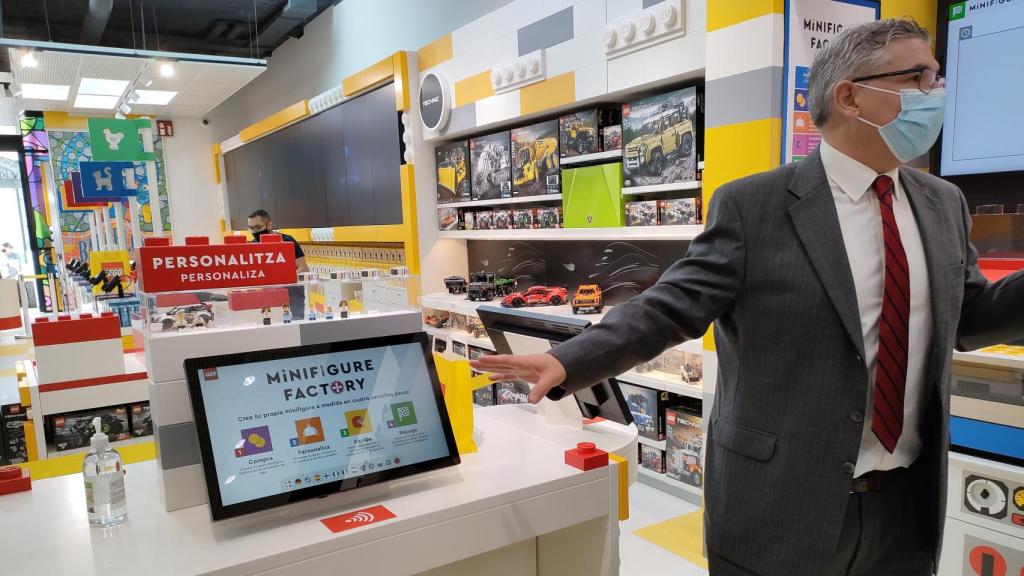 Fábrica de figuras en la tienda LEGO en Barcelona